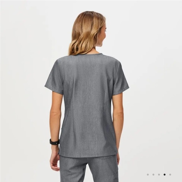 Figs Casma Three-Pocket Scrub Top™ in Graphite Grey XS - Picture 3 of 10